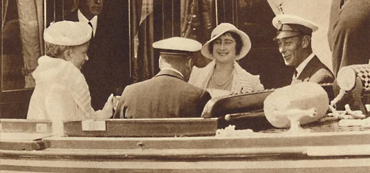 Blague familiale - quittant le yacht royal Albert et Victoria à Cowes, vers 1935-1937