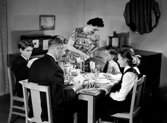 Famille au petit-déjeuner, vers 1948