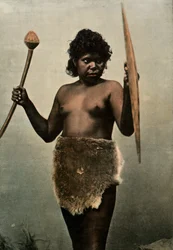 Femme australienne chargée des armes de son mari, 1900