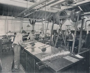 Opérations finales à la fonderie. Ébarbage des plaques et finition, 1917