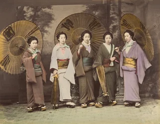 Cinq femmes japonaises en tenue traditionnelle avec des parasols