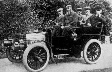 Cinq hommes assis dans une voiture, 1902