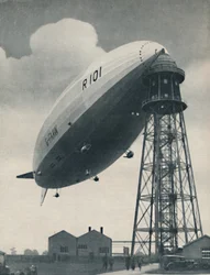 Flottant à la tête du mât, Une puissante enveloppe de pouvoir invisible, vers 1935