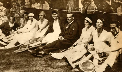 Ancien roi Manuel II du Portugal avec des joueurs de tennis, Grande-Bretagne, 1930, 1933