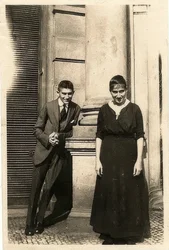 Franz Kafka avec sa sœur Ottla devant la maison Oppelt à Prague, vers 1914