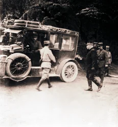 Officiers français et véhicule