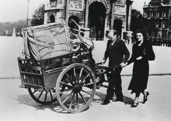 Réfugiés français rentrant chez eux après la chute de la France aux Allemands, Paris, juillet 1940