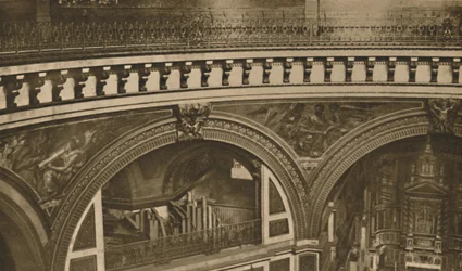 De la couronne à la base de la vaste cathédrale de Londres : La galerie des murmures, vers 1935