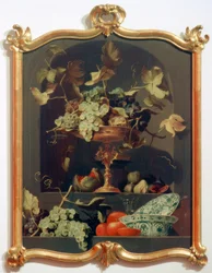 Nature morte aux fruits avec un bol de raisins dans une niche murale