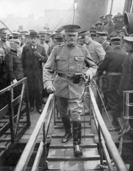 Le général John Joseph Black Jack Pershing arrivant à Boulogne, juin 1917, 1926
