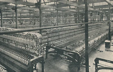 Vue générale de la salle de filature, vers 1917