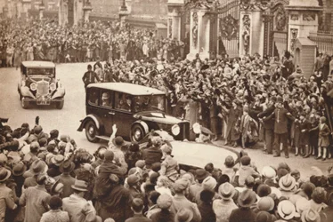 George VI et la reine Elizabeth quittent le palais de Buckingham pour des vacances à Windsor, 1937