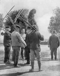 Georges Clemenceau parlant avec des agriculteurs près du front, Chemin des Dames, France