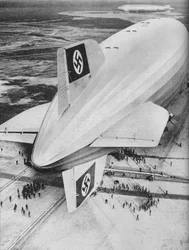Dirigeable Zeppelin allemand Hindenburg amarré à Lakehurst, New Jersey, vers 1936-1937