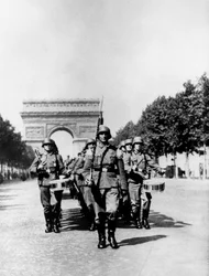 Défilé militaire allemand sur les Champs-Élysées pendant l
