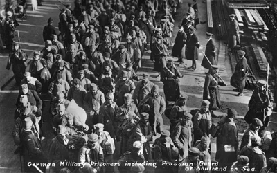 Prisonniers militaires allemands, y compris les gardes prussiens à Southend-on-Sea, vers 1914-1915