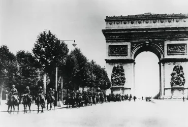 Soldats allemands marchant à travers Paris, 14 juin 1940