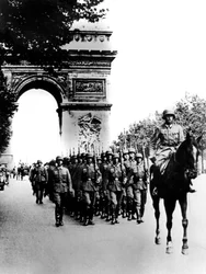 Troupes allemandes marchant sur les Champs-Élysées, Paris, 14 juin 1940