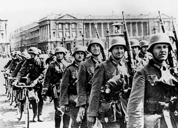 Troupes allemandes marchant à travers Paris, 17 juin 1940