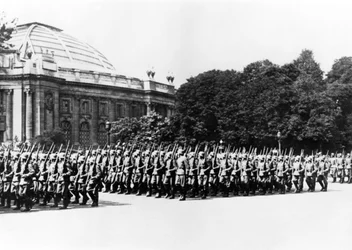 Troupes allemandes défilant devant le commandant allemand de Paris, 8 juillet 1941
