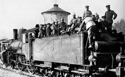 Troupes allemandes voyageant en train vers le front de l