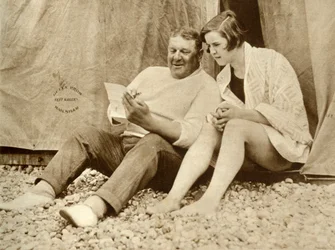 Gertrude Ederle reçoit les conseils de son entraîneur Jabez Wolff, 1926, 1935