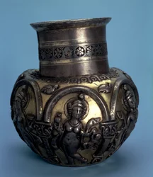 Cruche en argent doré avec des danseuses, Sassanide, 5ème ou 6ème siècle