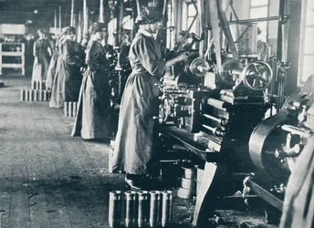 Ouvrières en munitions à leurs tours dans une usine écossaise, vers 1914