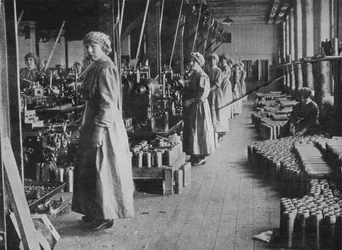 Ouvrières dans une usine de munitions, 1915