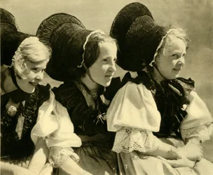 Filles en costume traditionnel, Vorarlberg, Autriche, vers 1935