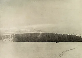 Glacier au sud du cap Barne, avec un véhicule motorisé sur la glace de mer, vers 1908