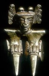 Figure assise précolombienne en or, Quimbaya, Colombie, avant 14e-15e siècle