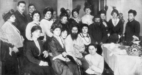 Grigori Raspoutine et un groupe de femmes, 1917