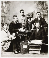 Groupe de photographes et assistants avec équipement