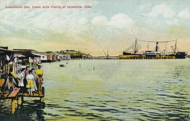 Baie de Guantánamo, filles cubaines pêchant à Caimanera, Cuba, vers 1910