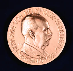 Hermann Ludwig Ferdinand von Helmholtz, physicien et physiologiste allemand, 1907
