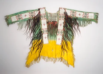 Chemise en peau, vers 1890