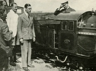 Sa Majesté inspectant le chemin de fer miniature à New Romney, Kent