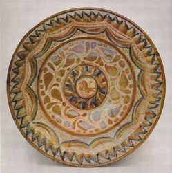 Plat hispano-mauresque à lustre avec bordure bleue en écailles de poisson. XVe siècle, 1928