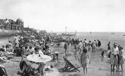 Vacanciers sur le front de mer de Bognor Regis, West Sussex, vers 1900-1920