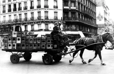 Chariot tiré par des chevaux transportant des caisses de boisson, Paris occupé par les Allemands, juillet 1940