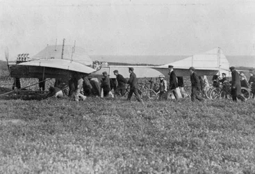 Hubert Latham se prépare à décoller après Louis Blériot, près de Calais, France, 25 juillet 1909