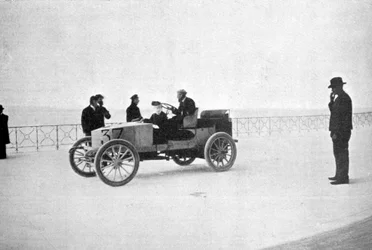 Hubert le Blon, dans sa voiture à vapeur Gardner-Serpollet, Nice, 1903