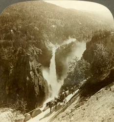 Beauté imposante de Rjukanfos enveloppé de brume, la chute écumante, Norvège, vers 1905