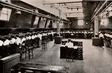 Dans un grand central téléphonique, vers 1916