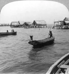 Indiens en canoës en rondins, lac Maracaibo, Venezuela, vers 1900s