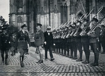 Inspection des troupes au pied de la cathédrale de Cologne, 1919, 1945