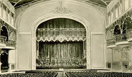 Vue intérieure du théâtre dans la Maison du Peuple Nicolas II, Saint-Pétersbourg, Russie, années 1900