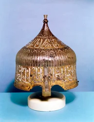 Casque en fer avec décoration damasquinée en argent calligraphique, Mamelouk turc, 15ème siècle