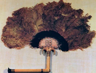 Éventail en ivoire orné de plumes d